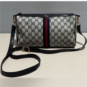 Gucci Women's Black and Gray Shoulder Bag